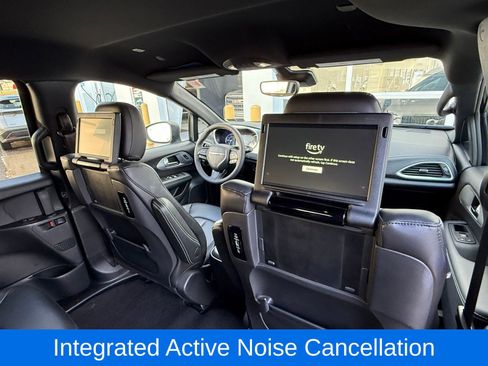 Used 2023 Chrysler Pacifica Touring-L w/ Uconnect Theater Family Group image 20