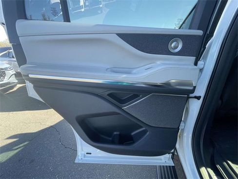 New 2025 Lincoln Navigator Reserve image 9