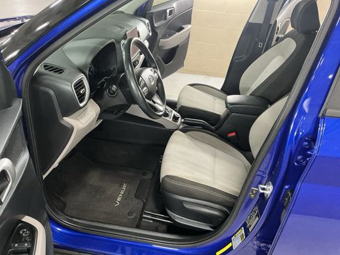 Used 2021 Hyundai Venue SEL w/ Premium Package FWD image 11