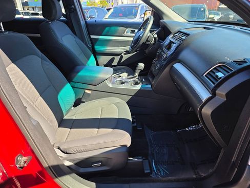 Used 2017 Ford Explorer XLT image 10