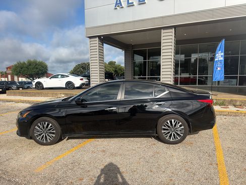 Used 2024 Nissan Altima 2.5 SV w/ SV Premium Package FWD image 8