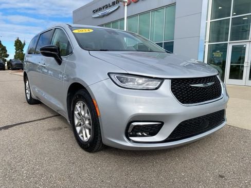 Used 2024 Chrysler Pacifica Touring-L FWD image 3