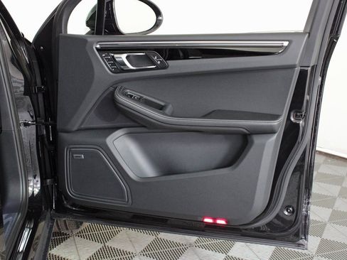 Used 2025 Porsche Macan image 37