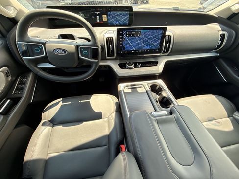 Used 2025 Ford Expedition Active AWD/4WD image 31