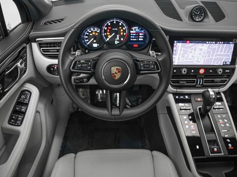 Certified 2025 Porsche Macan image 16
