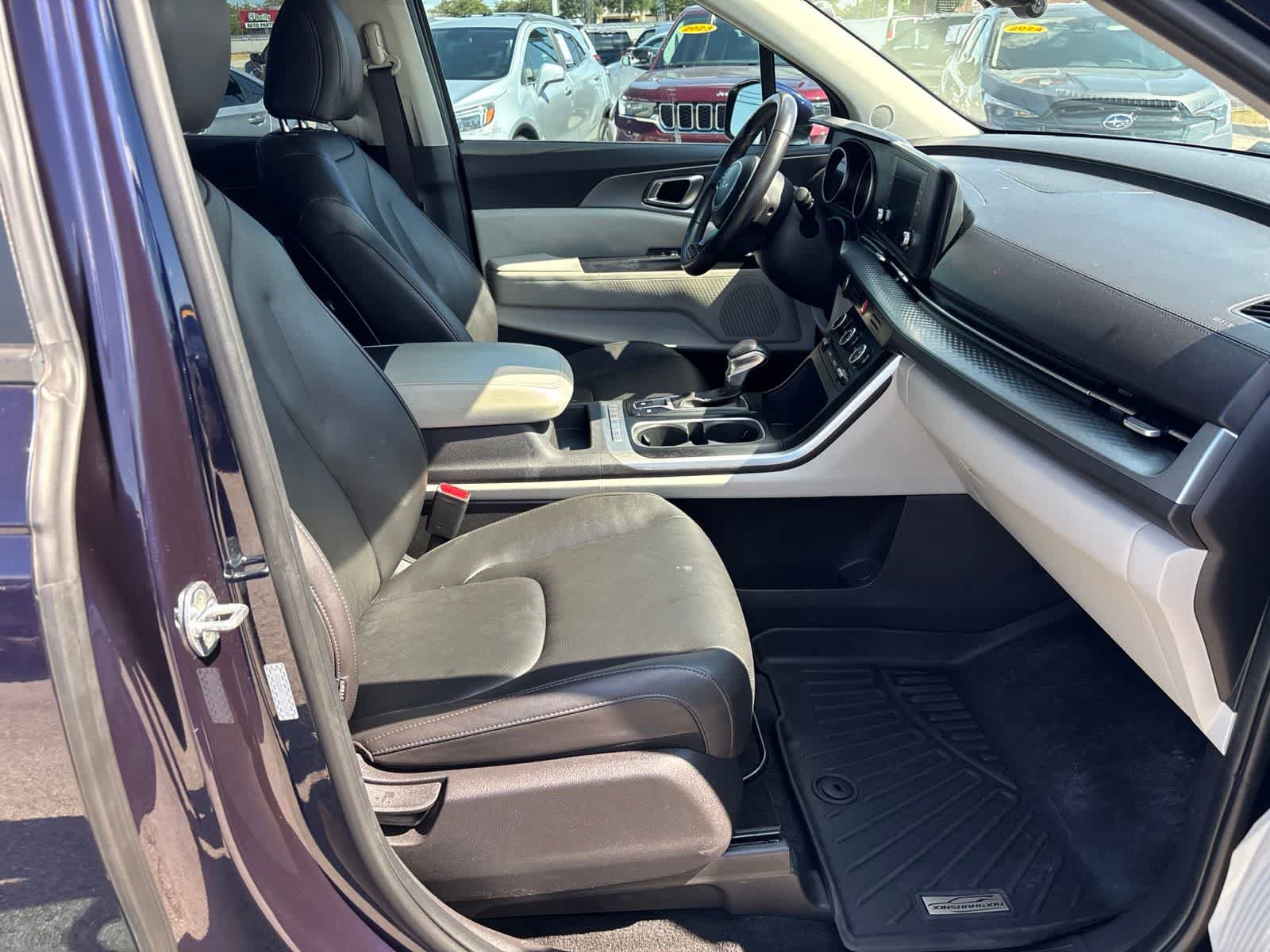 Used 2023 Kia Carnival LX FWD image 10