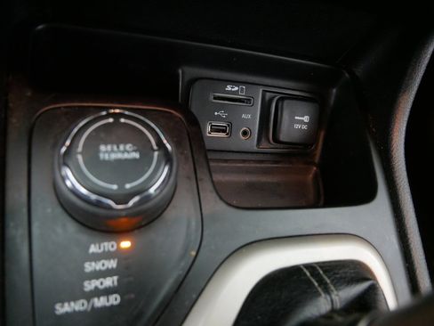 Used 2017 Jeep Cherokee Latitude w/ Cold Weather Group AWD/4WD image 29