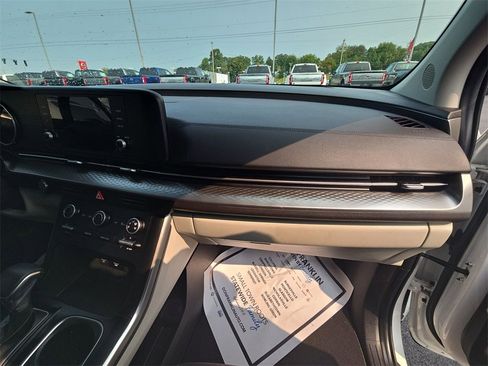 Used 2024 Kia Carnival LX image 12