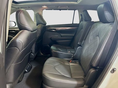Used 2025 Toyota Highlander Platinum AWD/4WD image 24