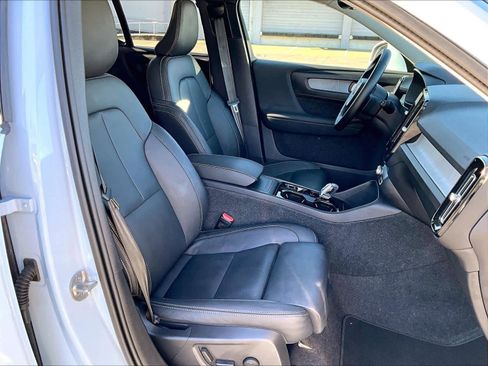 Used 2025 Volvo XC40 B5 Plus image 9