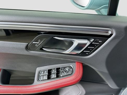 Used 2025 Porsche Macan image 20