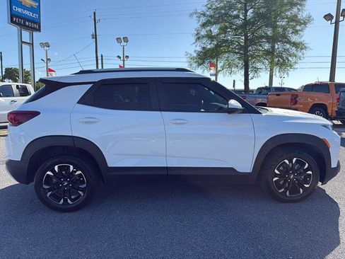 Used 2022 Chevrolet TrailBlazer LT w/ Convenience Package FWD image 4
