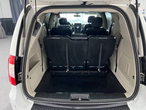 Used 2014 Chrysler Town & Country Touring FWD image 13