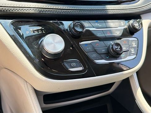 Used 2024 Chrysler Pacifica Limited FWD image 16