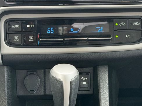 Used 2018 Toyota Corolla LE FWD image 17