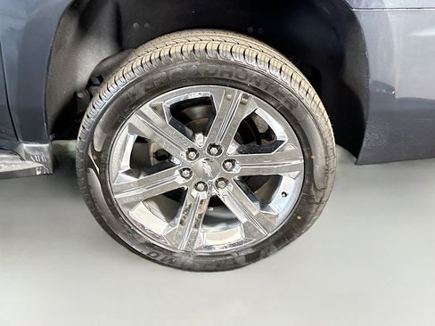 Used 2020 Chevrolet Suburban LT w/ Luxury Package RWD image 36
