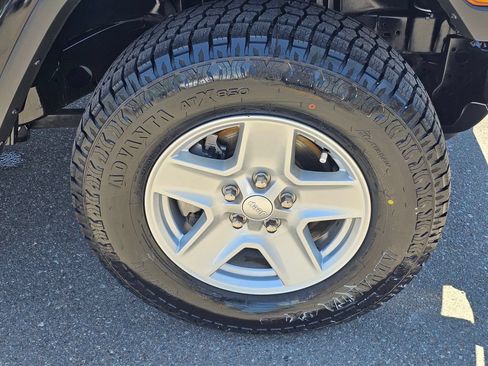Used 2021 Jeep Gladiator Sport AWD/4WD image 10