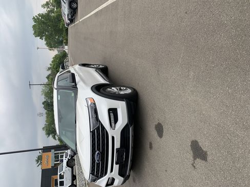 Used 2021 Ford Explorer XLT w/ Equipment Group 202A AWD/4WD image 2