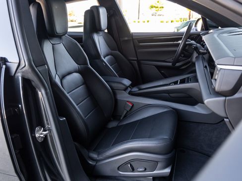 Certified 2025 Porsche Macan Electric RWD image 40