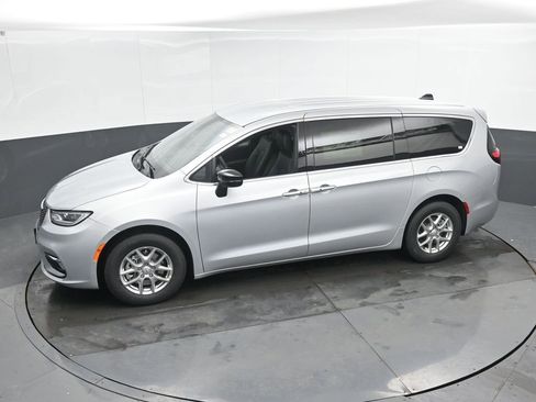 New 2026 Chrysler Pacifica Select image 35