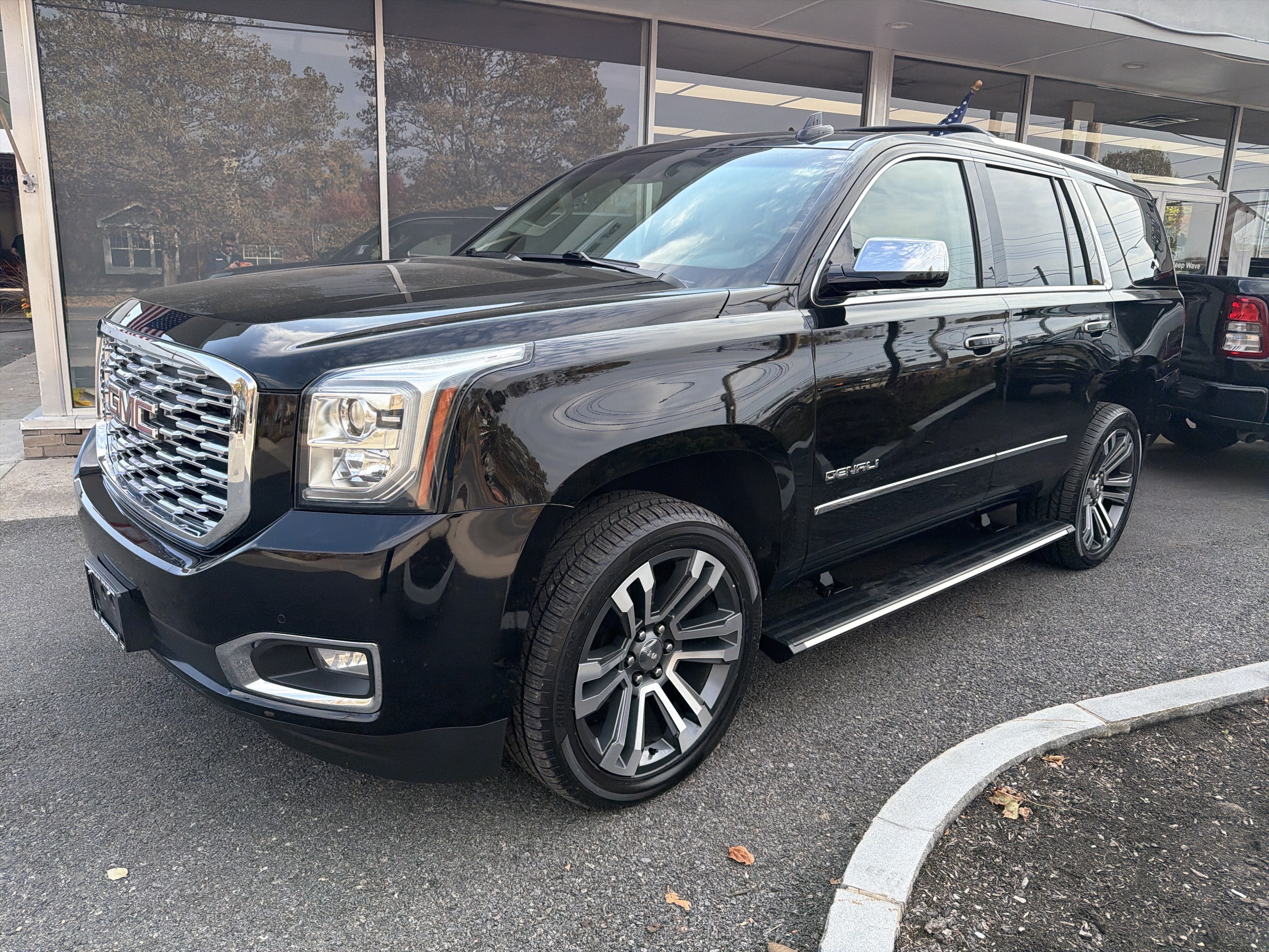 Used 2019 GMC Yukon Denali w/ Denali Ultimate Package AWD/4WD image 4
