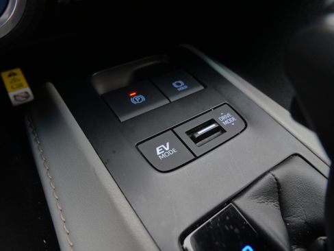 Certified 2021 Toyota Venza LE image 29