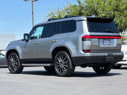 Used 2024 Lexus GX 550 w/ Accessory Package (Z1) AWD/4WD image 7
