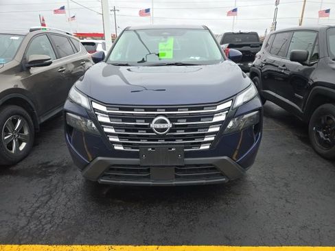 Used 2025 Nissan Rogue SV image 2