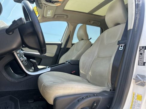 Used 2016 Volvo XC60 T5 Premier w/ Proximity Package FWD image 9