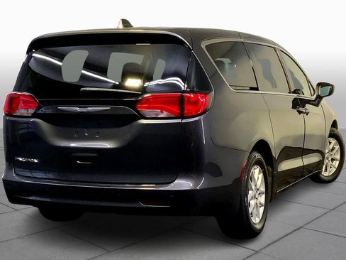Used 2017 Chrysler Pacifica Touring image 12