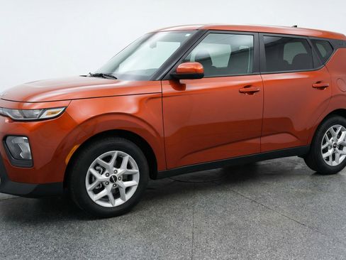 Used 2025 Kia Soul LX w/ LX Technology Package image 3