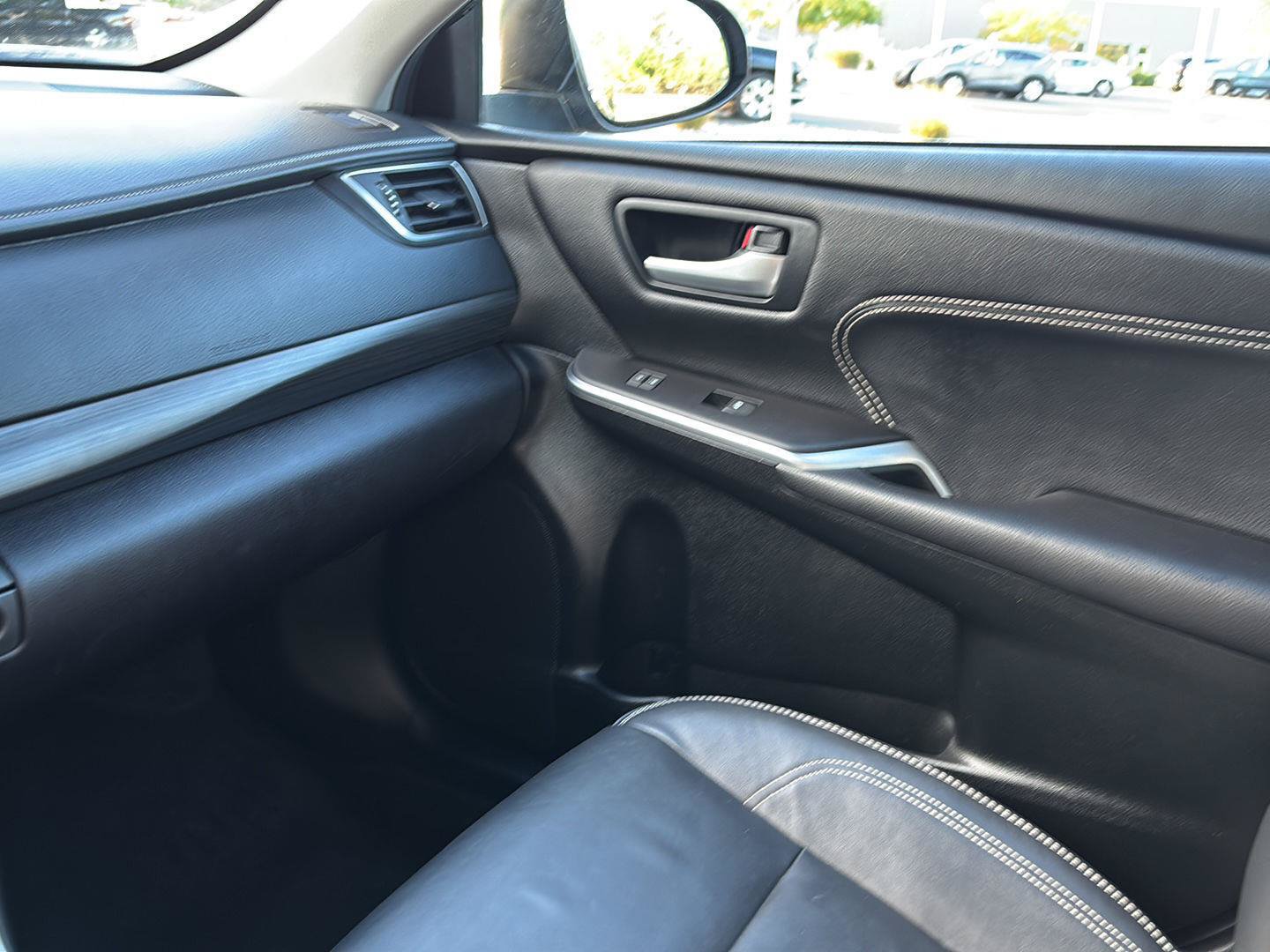 Used 2017 Toyota Camry XLE w/ Moonroof Package FWD image 35