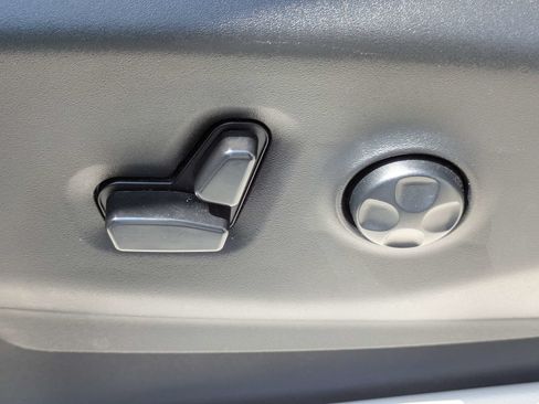 Used 2023 Chrysler Pacifica Touring-L FWD image 13