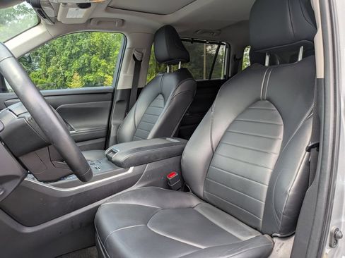 Used 2023 Toyota Highlander XLE FWD image 12