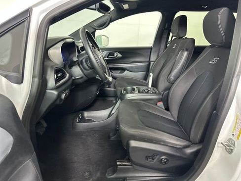 Used 2020 Chrysler Pacifica Touring w/ S Appearance Package image 11