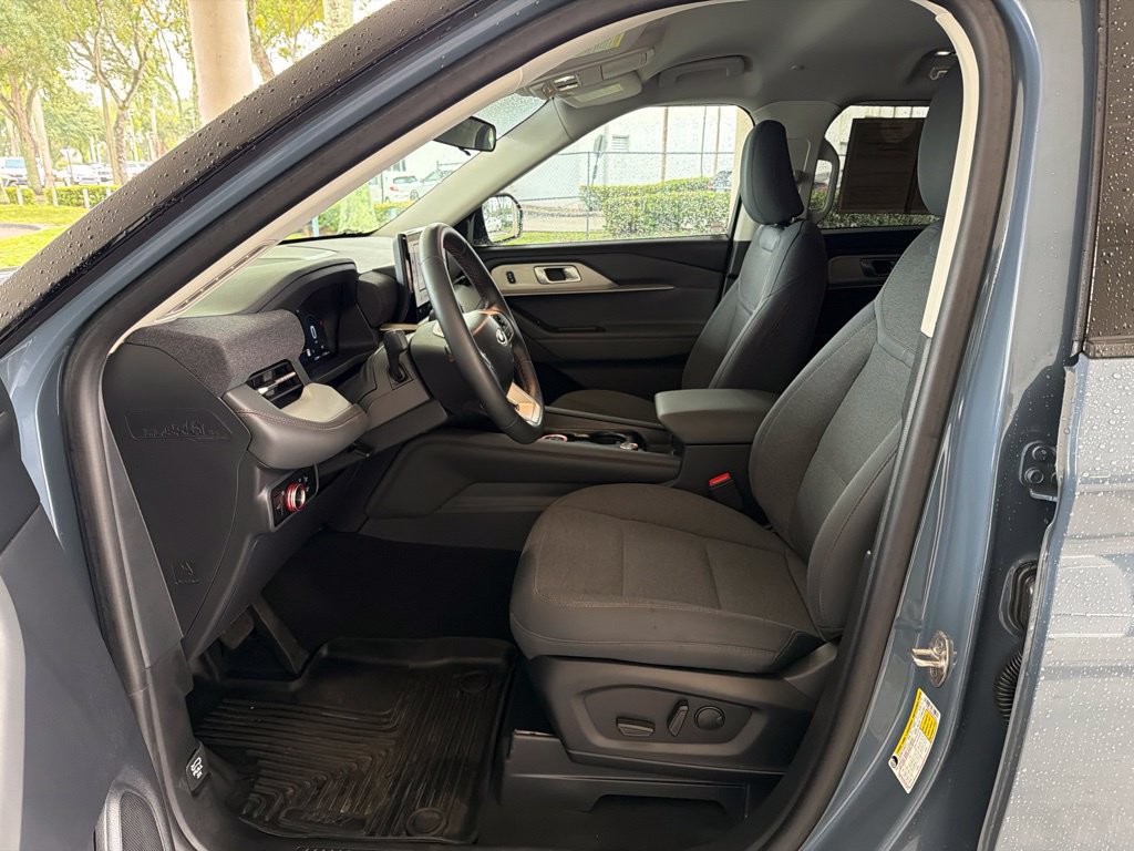 Used 2025 Ford Explorer Active RWD image 6