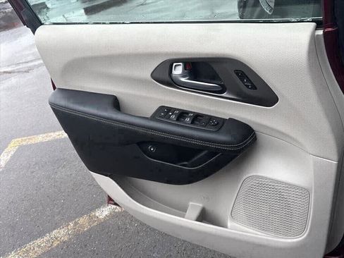 Used 2023 Chrysler Pacifica Touring-L w/ Uconnect Theater Family Group image 22