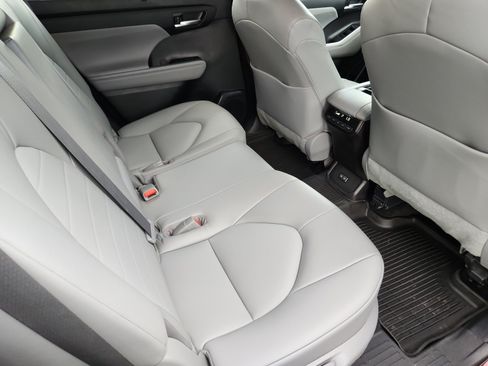Used 2022 Toyota Highlander XLE AWD/4WD image 18