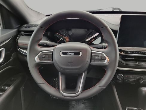 Used 2025 Jeep Compass Trailhawk AWD/4WD image 6