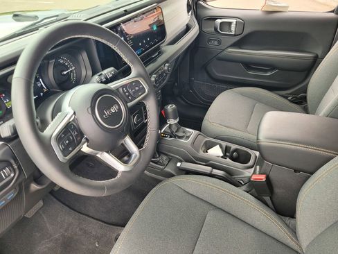 Used 2025 Jeep Wrangler Unlimited Sahara w/ Safety Group AWD/4WD image 18