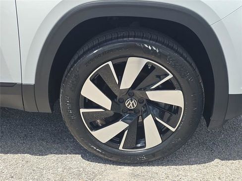 Used 2025 Volkswagen Atlas Cross Sport SE FWD image 9