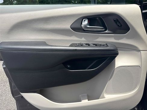 Used 2023 Chrysler Pacifica Touring-L FWD image 10
