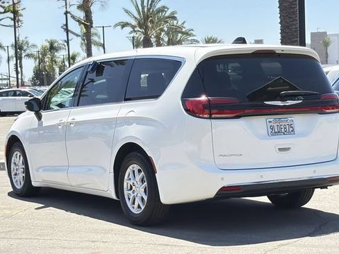 Used 2024 Chrysler Pacifica Touring-L FWD image 6