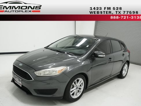 Used 2015 Ford Focus SE FWD image 1