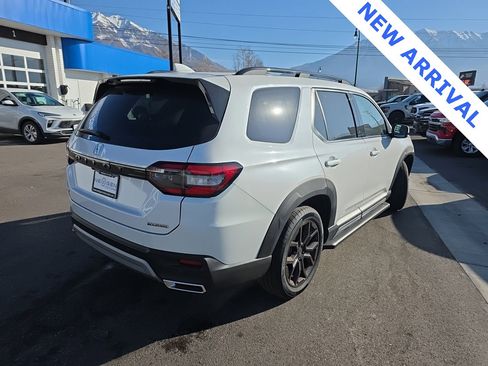 Used 2025 Honda Pilot Touring image 2