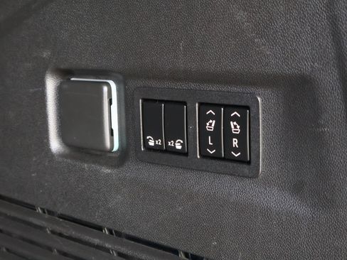 Used 2022 Chevrolet Suburban Z71 w/ Luxury Package image 27