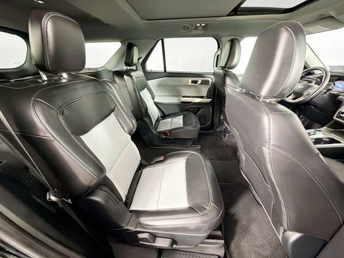 Used 2023 Ford Explorer XLT w/ XLT Sport Appearance Package AWD/4WD image 27