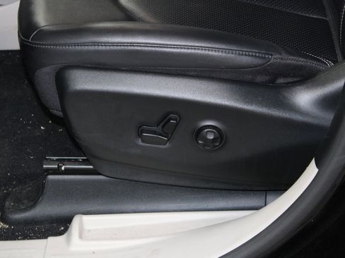 Used 2024 Chrysler Pacifica Touring-L image 16