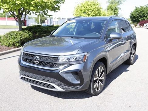 Used 2022 Volkswagen Taos SE w/ Panoramic Sunroof Package AWD/4WD image 8