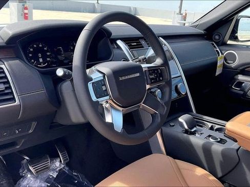 New 2026 Land Rover Discovery Dynamic SE image 7